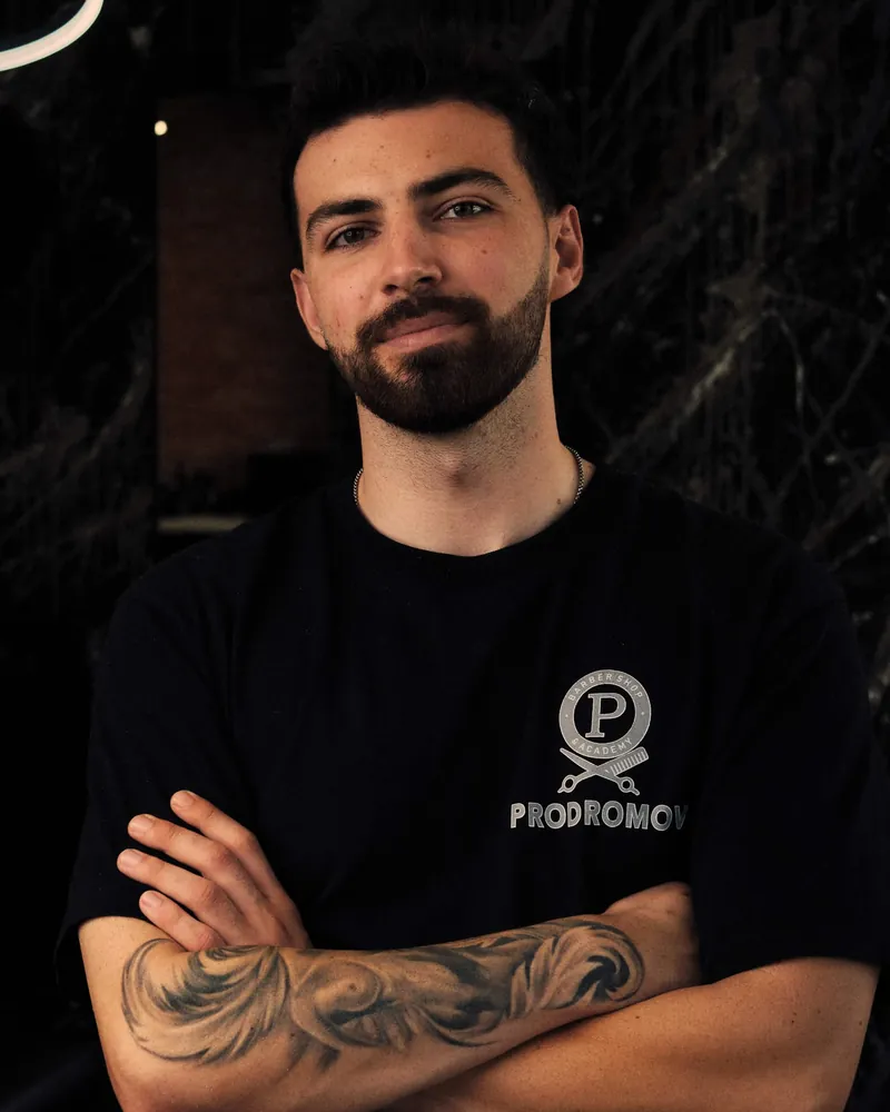 Димитър Продромов, основател на Prodromov Barbershop, в салона в Бургас