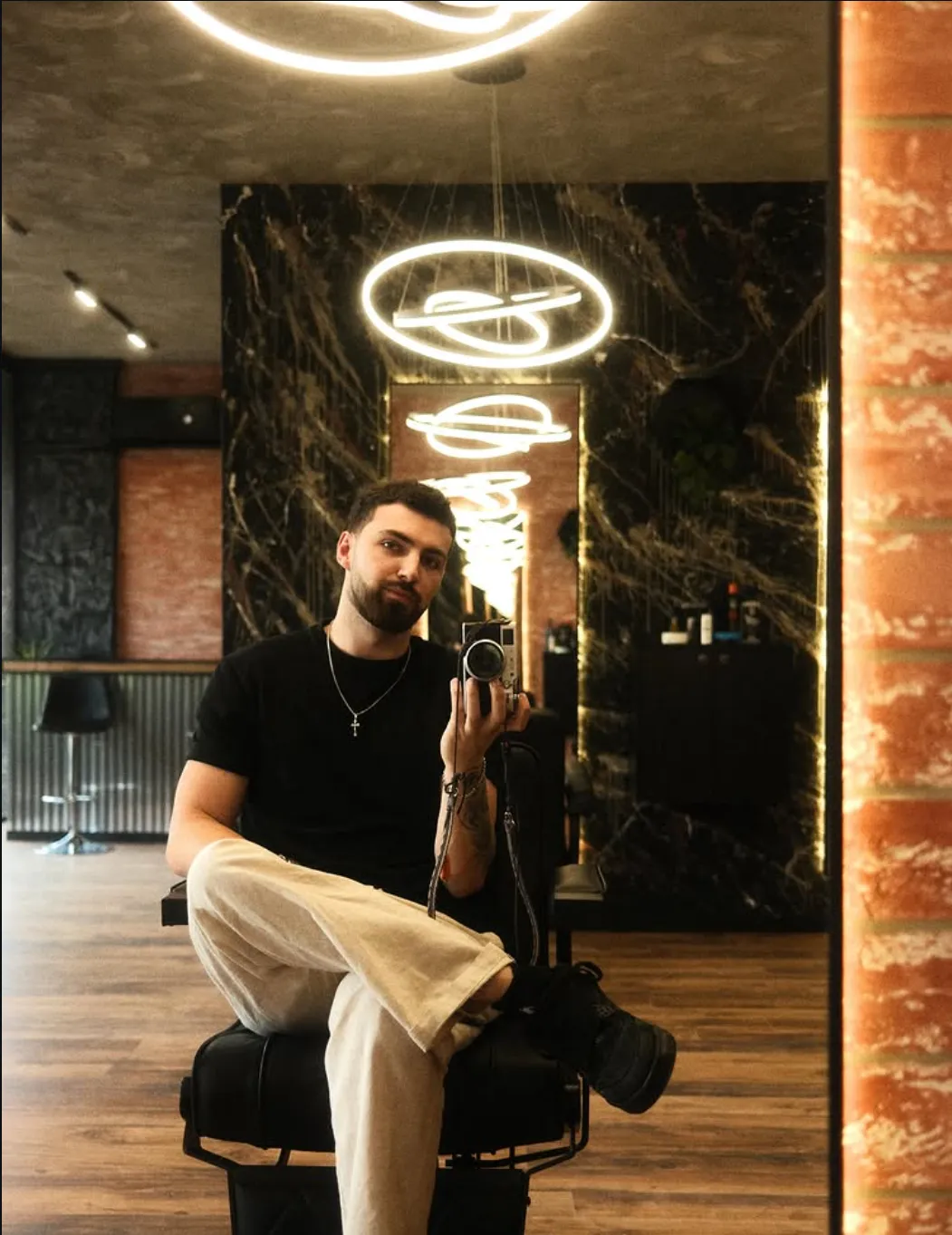 Димитър Продромов в огледалото на Prodromov Barbershop, Бургас